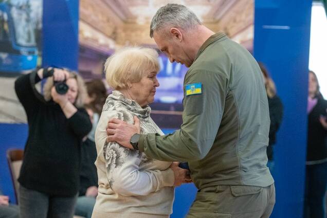 'Их имена навсегда в истории': Кличко в День Соборности встретился с семьями погибших защитников Украины. Фото