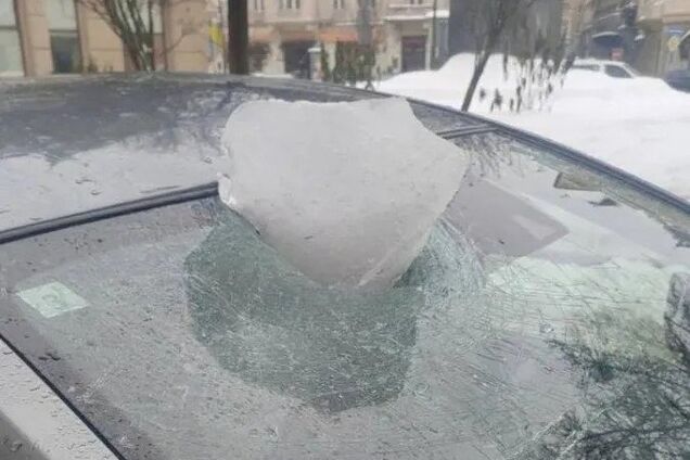 Як отримати компенсацію за розтрощене сніговою чи льодяною брилою авто