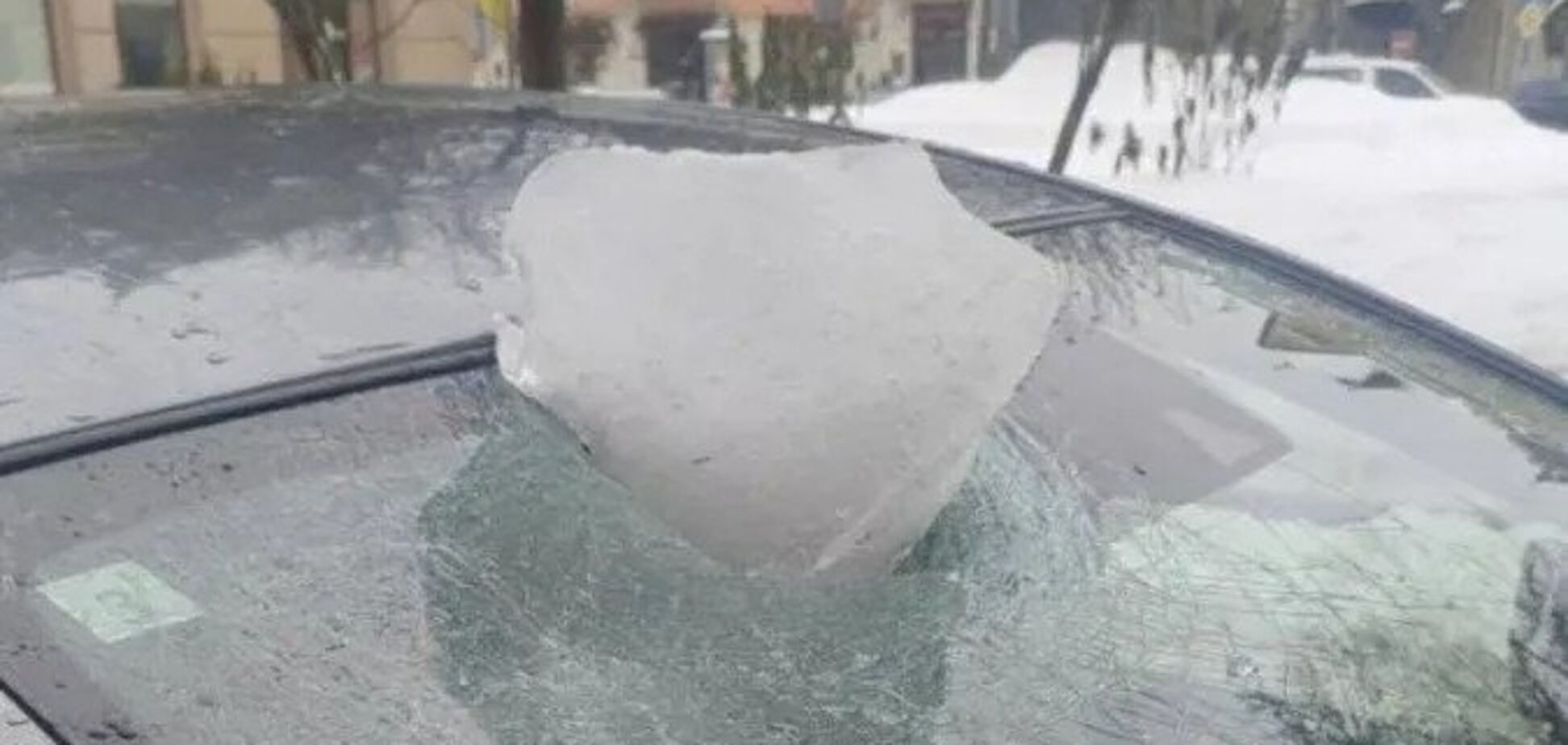 Як отримати компенсацію за розтрощене сніговою чи льодяною брилою авто