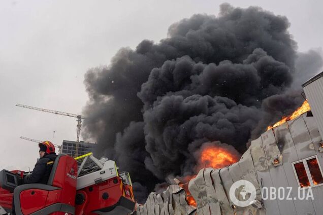 В Киеве спасатели в сложных условиях тушили масштабный пожар на складе. Подробности, фото и видео