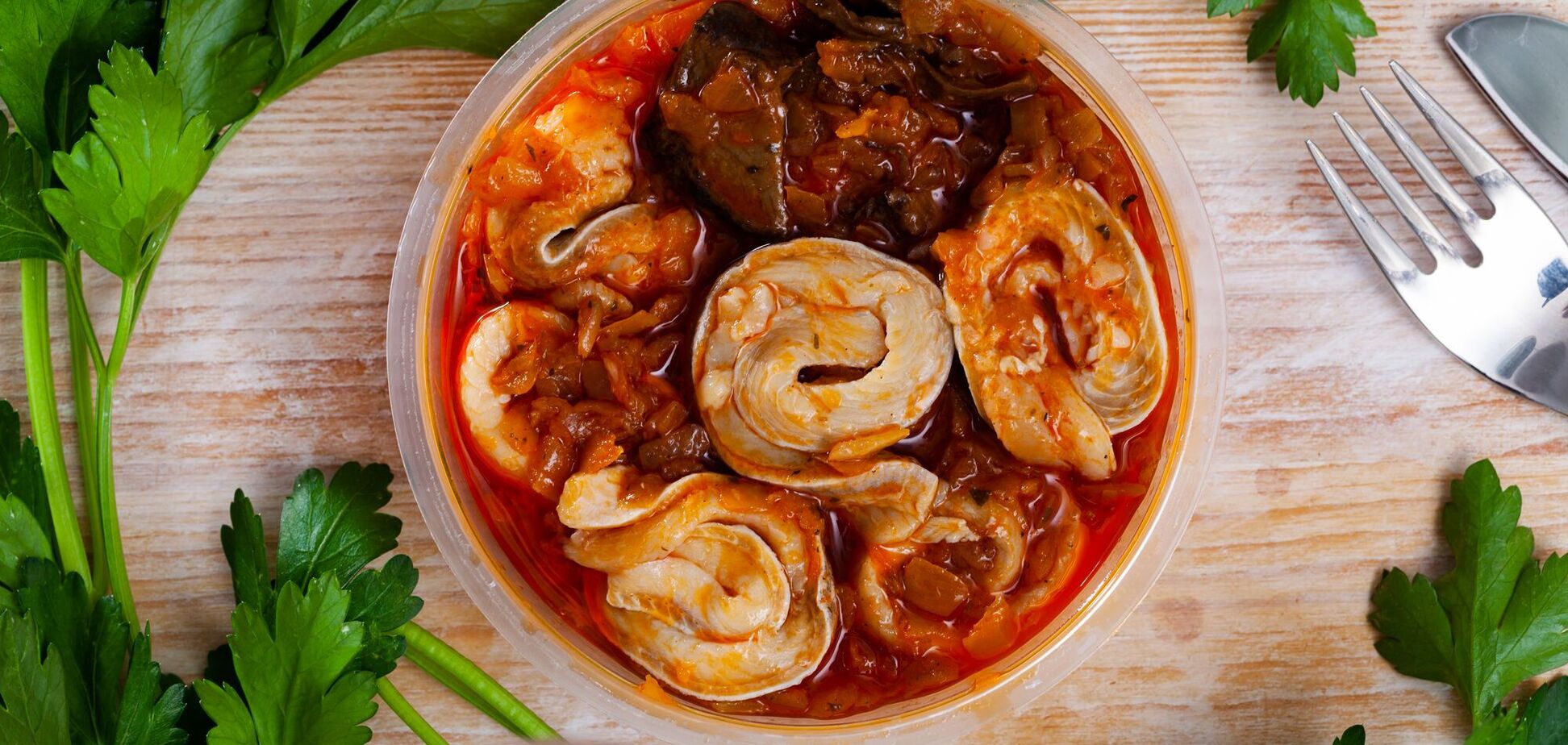 Маринована скумбрія в кетчупі: можна їсти вже на наступний день