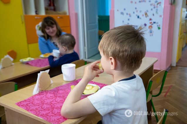 'Ми якось пробʼємося без їжі, нам хоча б малят нагодувати...' Мережу розчулила історія виховательки в Києві, яка звернулася до ресторану по допомогу