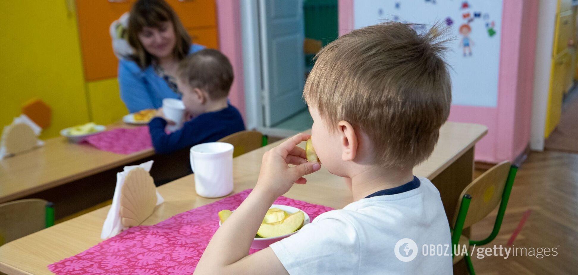 'Ми якось пробʼємося без їжі, нам хоча б малят нагодувати...' Мережу розчулила історія виховательки в Києві, яка звернулася до ресторану по допомогу