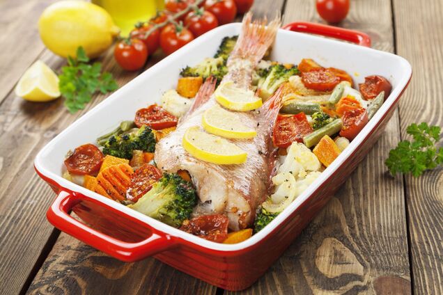 Соковита запечена риба з овочами: варіант ситної та нежирної страви для обіду