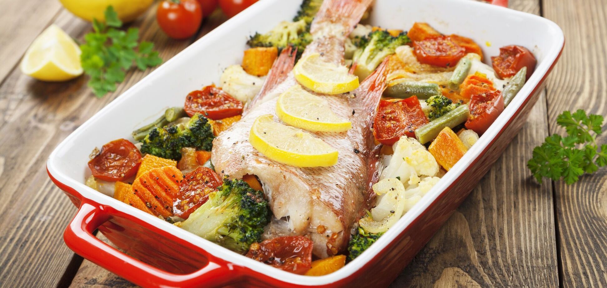 Соковита запечена риба з овочами: варіант ситної та нежирної страви для обіду