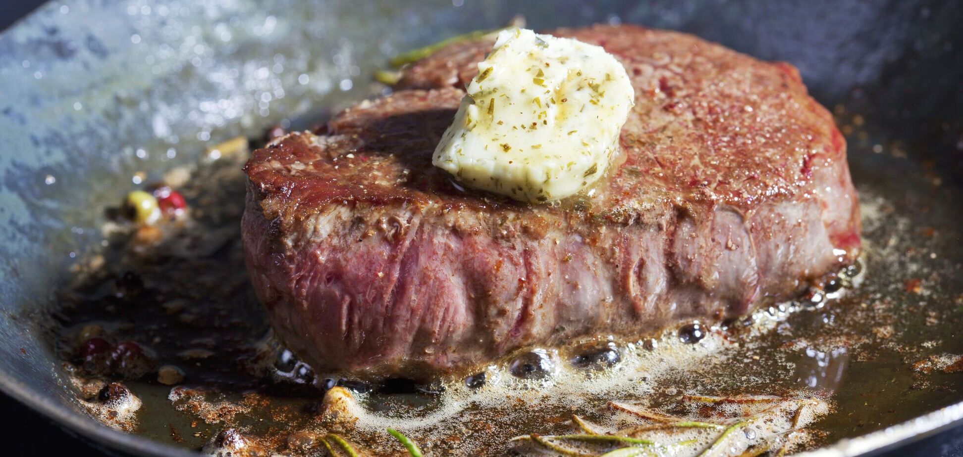 Як посмажити м'ясо без зайвого жиру на сковорідці: лайфхак, який точно знадобиться