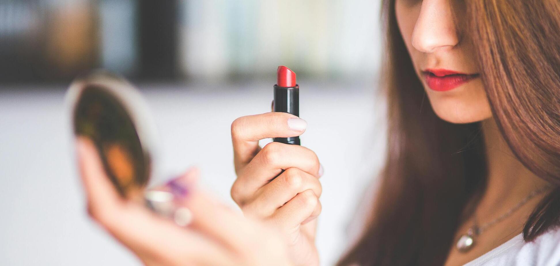 Мало кому підходить: яка помада помітно додає віку