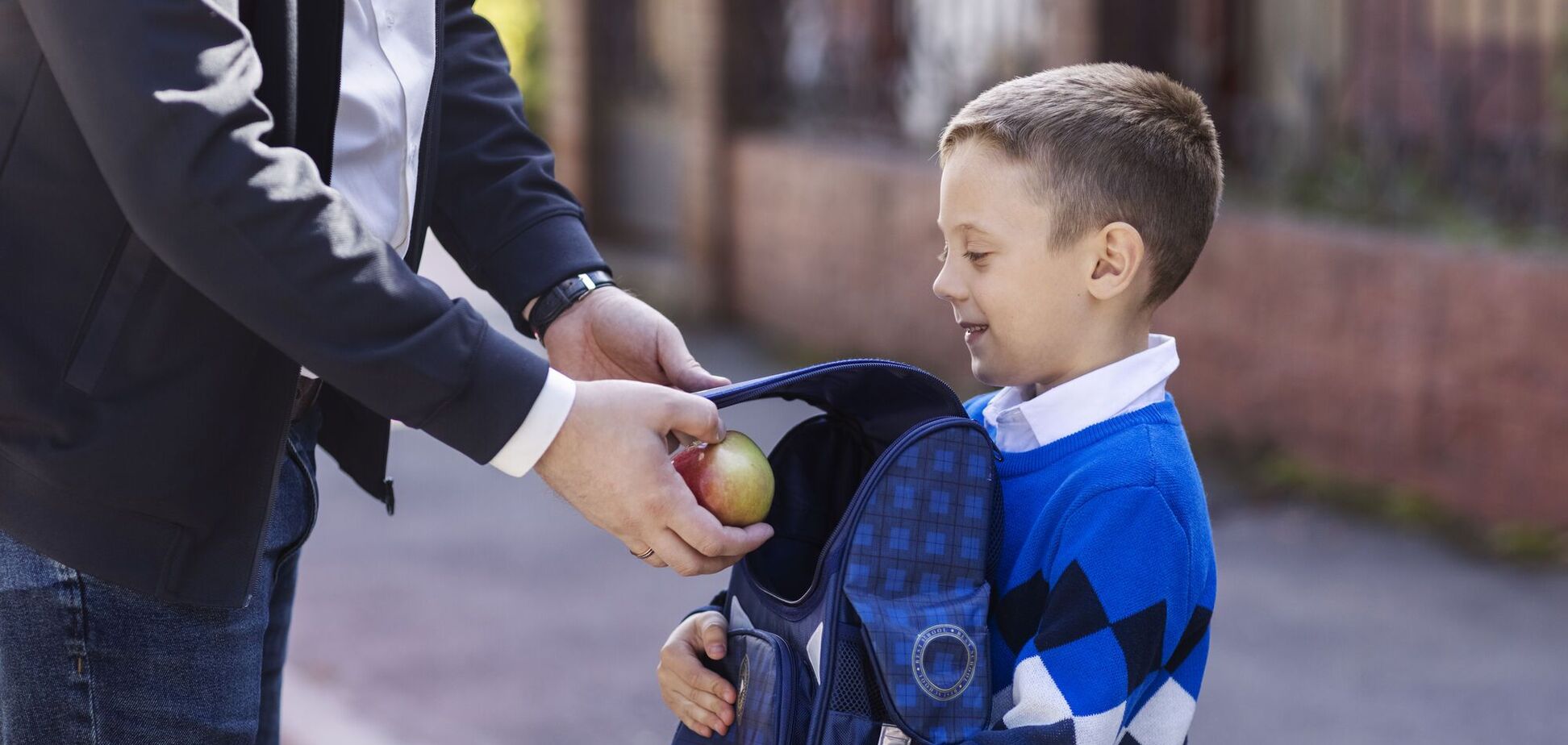Знает каждого ребенка по имени, кто за кем приходит и где утерянные вещи: охранник львовской школы стал звездой сети