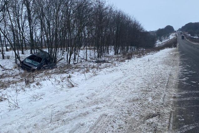 На Харківщині у ДТП загинуло 2-місячне немовля, мати і ще одна дитина травмовані: фото з місця події