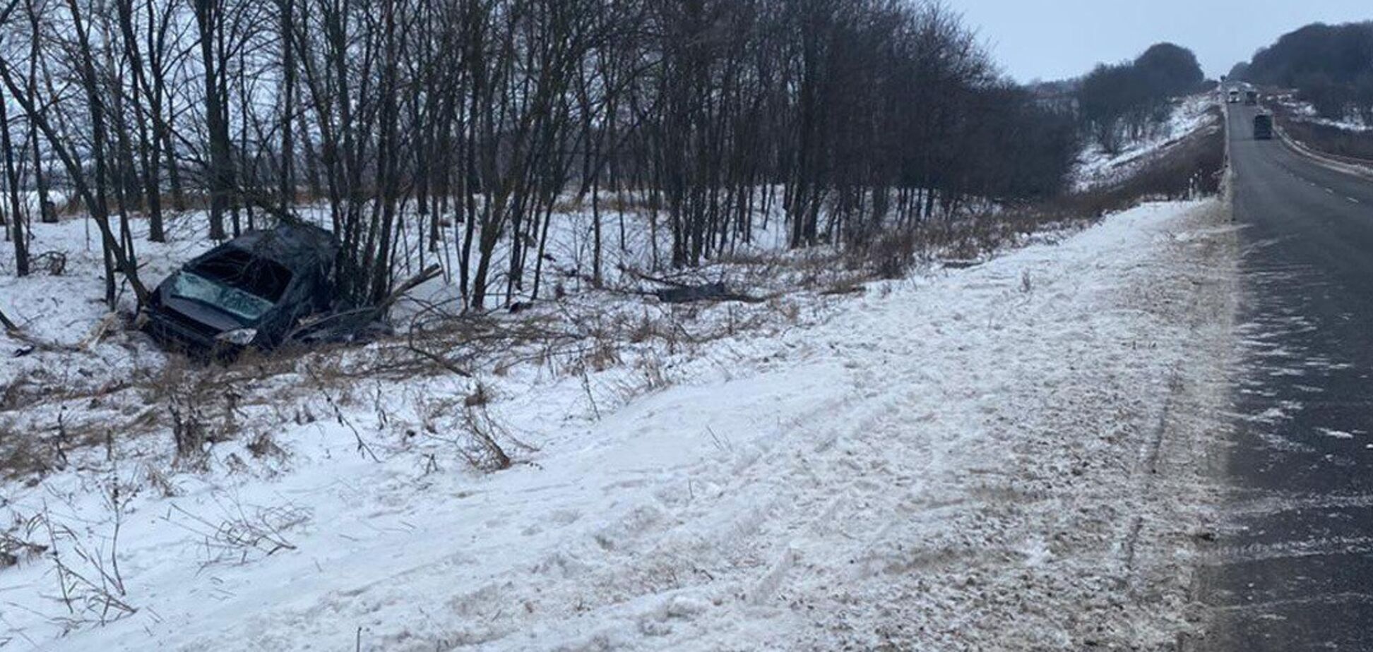 На Харківщині у ДТП загинуло 2-місячне немовля, мати і ще одна дитина травмовані: фото з місця події