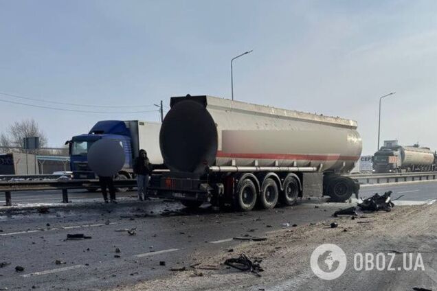 Під Києвом зіткнулись дві вантажівки: є загиблий, виник затор. Фото та відео