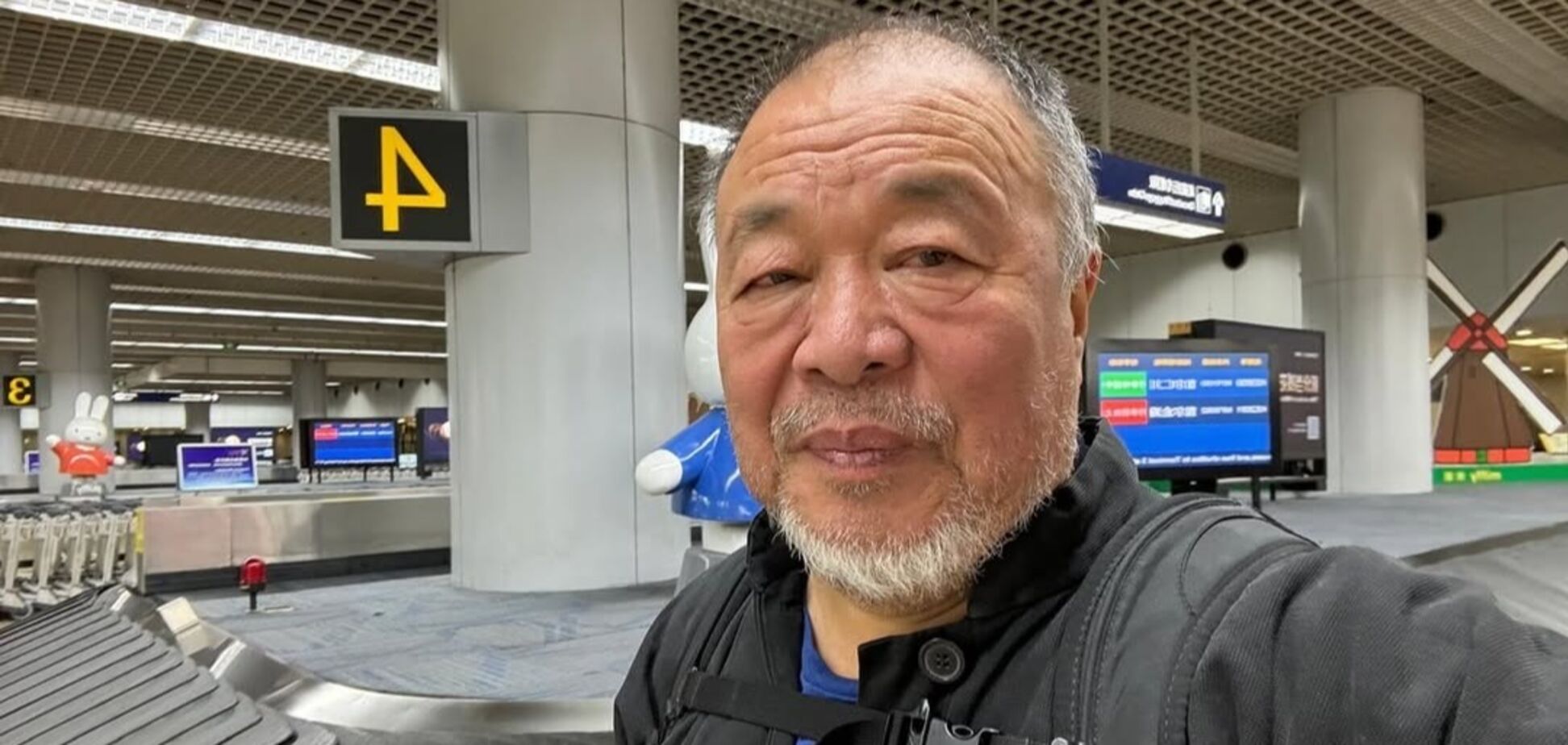 Художник Ай Вэйвэй из Китая, который жил в изгнании и был на фронте в Украине, впервые за 10 лет вернулся домой