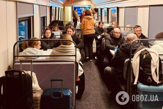 Українці очікували на рейси просто неба: 'Укрзалізниця' розгорнула пункт незламності в польському Холмі. Фото