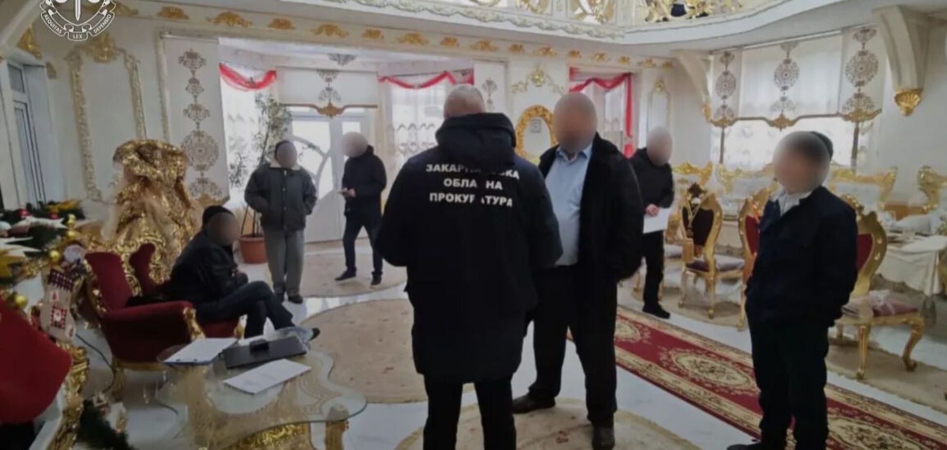 На Закарпатті викрили депутата, який приховував мільйони, живучи в 'золотому' будинку. Фото