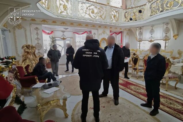 На Закарпатье разоблачили депутата, который скрывал миллионы, живя в 'золотом' доме. Фото