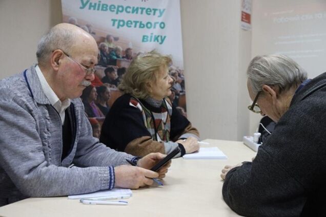 У Дніпрі літні люди опановують смартфони в Університеті третього віку