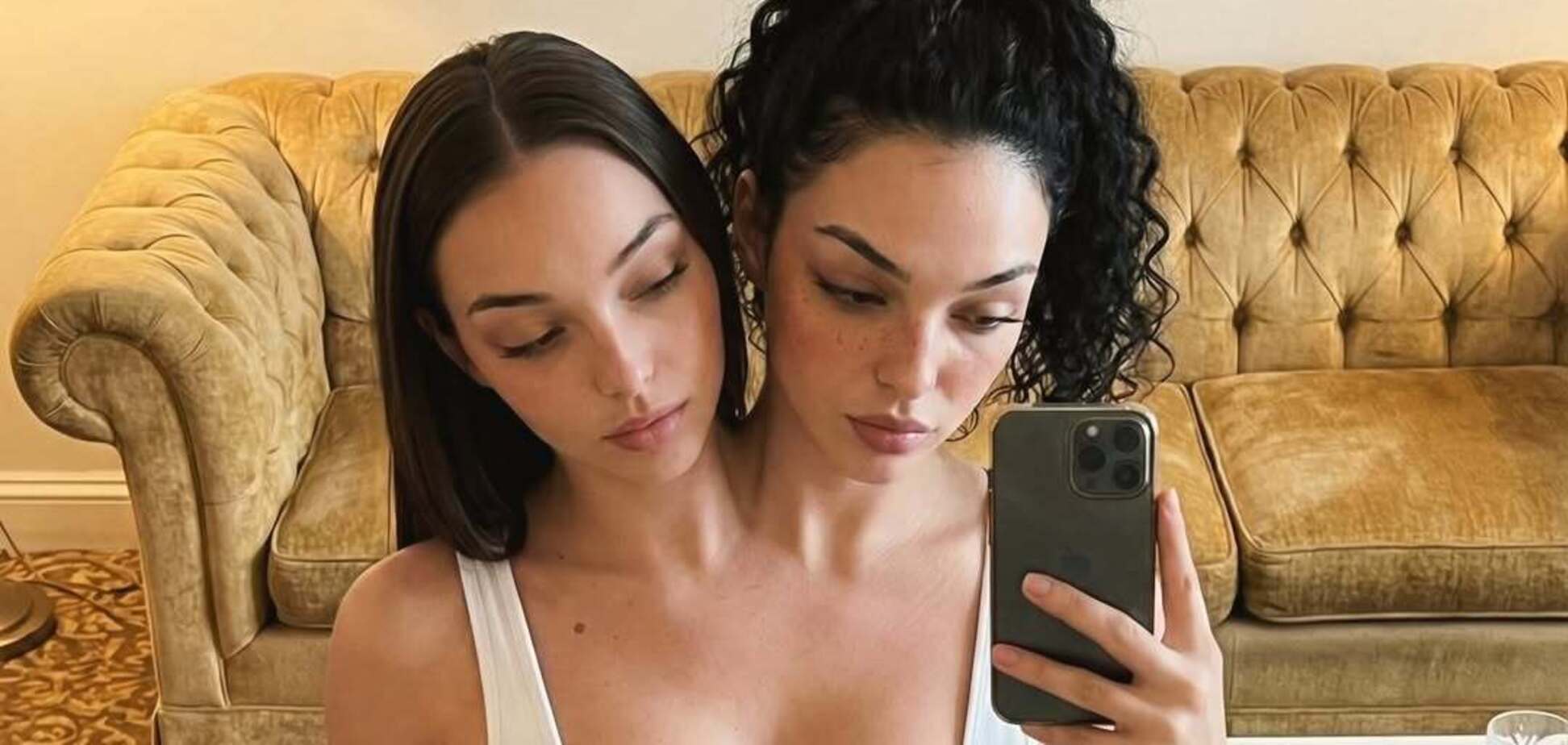 Сиамские близняшки, которые 'родились' месяц назад, стали сенсацией: в чем секрет их аккаунта, за которым следят 260 тысяч человек