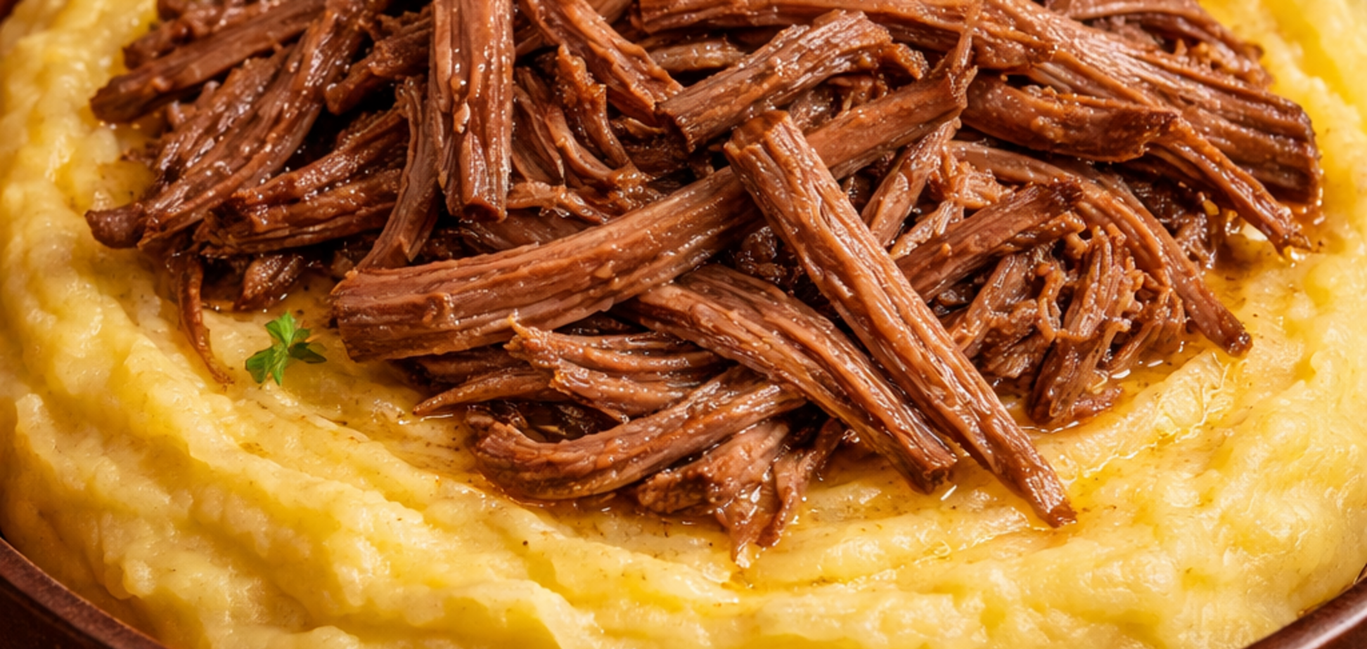 Ніжна рвана яловичина до картопляного пюре: як смачно приготувати м'ясо на вечерю