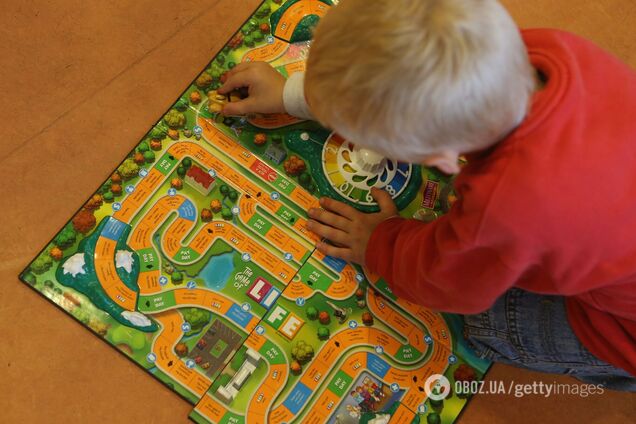 Дослідження показало, чому маленьким дітям корисно грати в настільні ігри: успіх у школі гарантовано