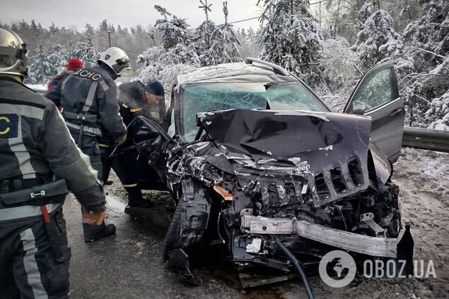 На Київщині зіткнулись вантажівка та легковик: постраждалого затисло у понівеченому авто. Фото