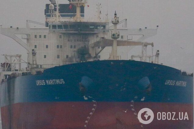 В правом борту – огромная дыра: российский танкер Ursus Maritimus заметили в Стамбуле. Фото