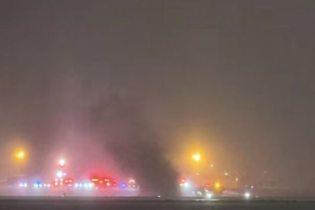 Упав під час зльоту: у США розбився бізнес-літак, на борту було вісім людей