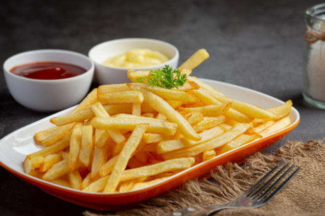 Как быстро разогреть картошку фри, чтобы она снова стала хрустящей: 5-минутный метод