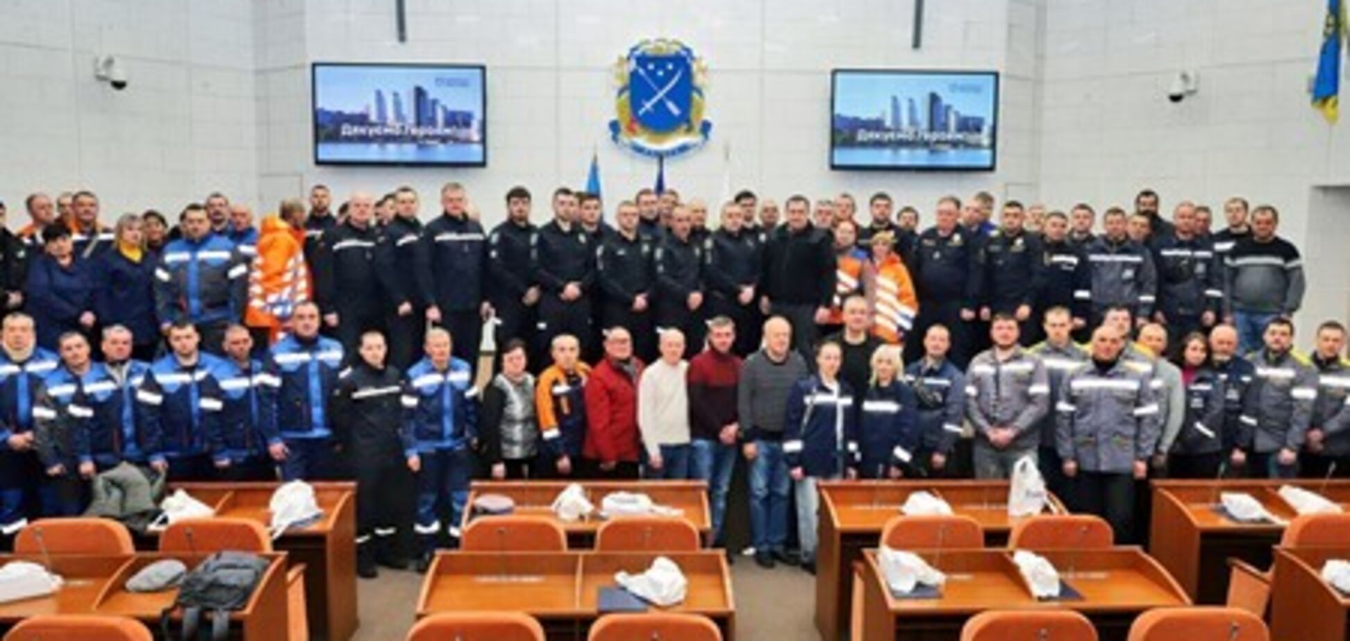 Докладають титанічних зусиль, щоб місто встояло: Філатов вручив нагороди рятувальникам, енергетикам, комунальникам та силовикам