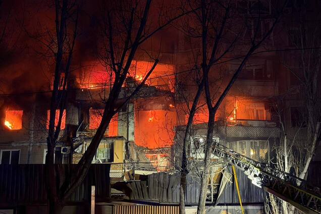 РФ массированно атаковала Одессу дронами: повреждены объект инфраструктуры и дома, есть жертва, пострадали десятки людей. Фото и видео