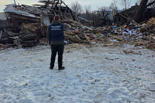 ФАБи влучили в приватний сектор: окупанти ударом по Слов'янську вбили подружжя, їх син поранений. Фото та відео