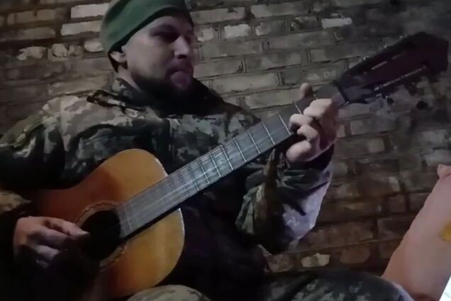 'Навіть посеред кошмару війни є місце для кохання': морпіх у Костянтинівці знайшов гітару й присвятив пісню своїй дружині. Відео