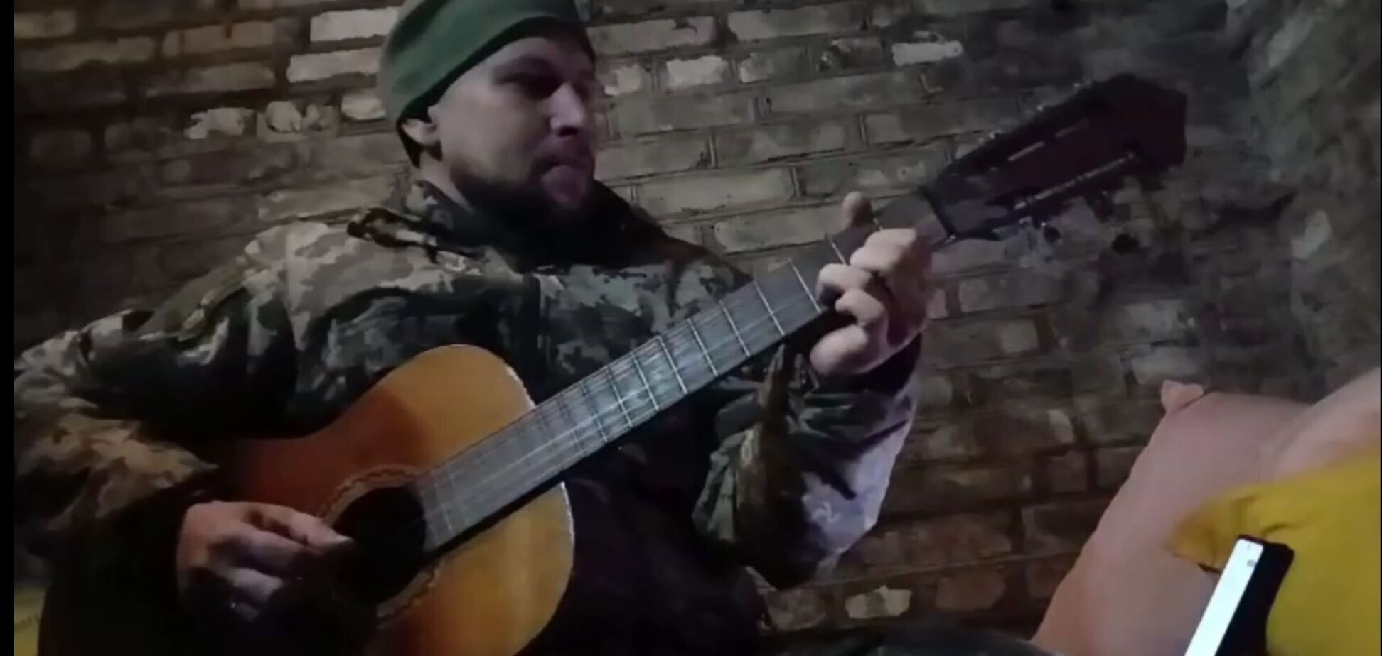 'Даже посреди кошмара войны есть место для любви': морпех в Константиновке нашел гитару и посвятил песню своей жене. Видео