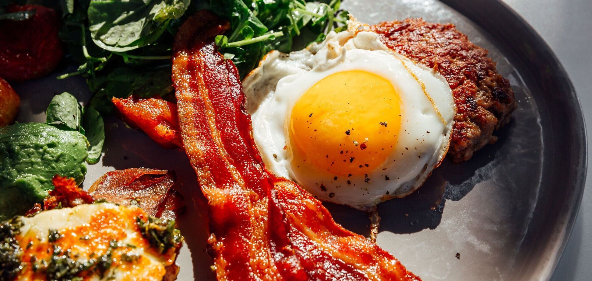 На чем жарить яичницу, чтобы она была вкуснее: без растительного и сливочного масла