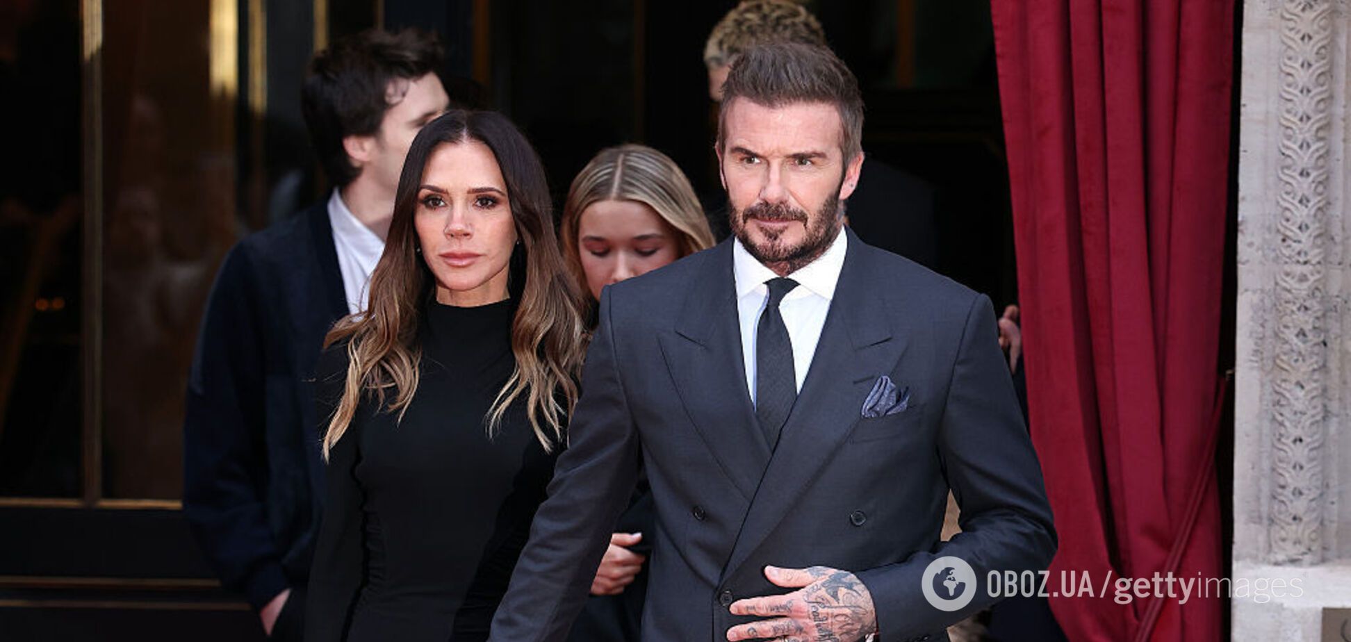 В черном и с мрачными лицами: 'идеальная' семья Бекхэмов впервые появилась на публике после ссоры со старшим сыном. Фото