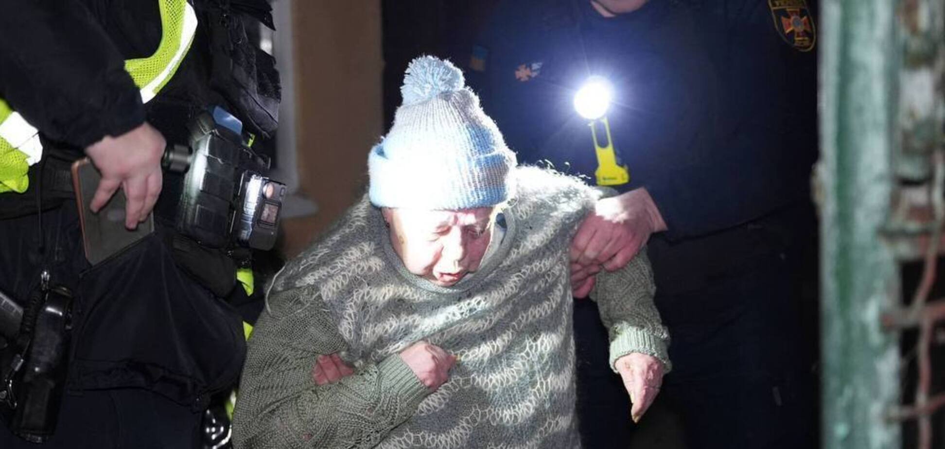 'Давайте руку': в полиции показали, как спасали людей после российского удара по Одессе. Видео