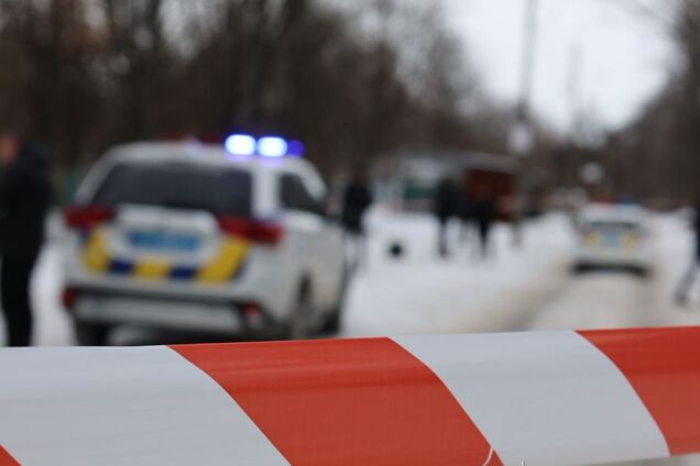 В Запорожье парень устроил стрельбу во дворе дома и ранил себя