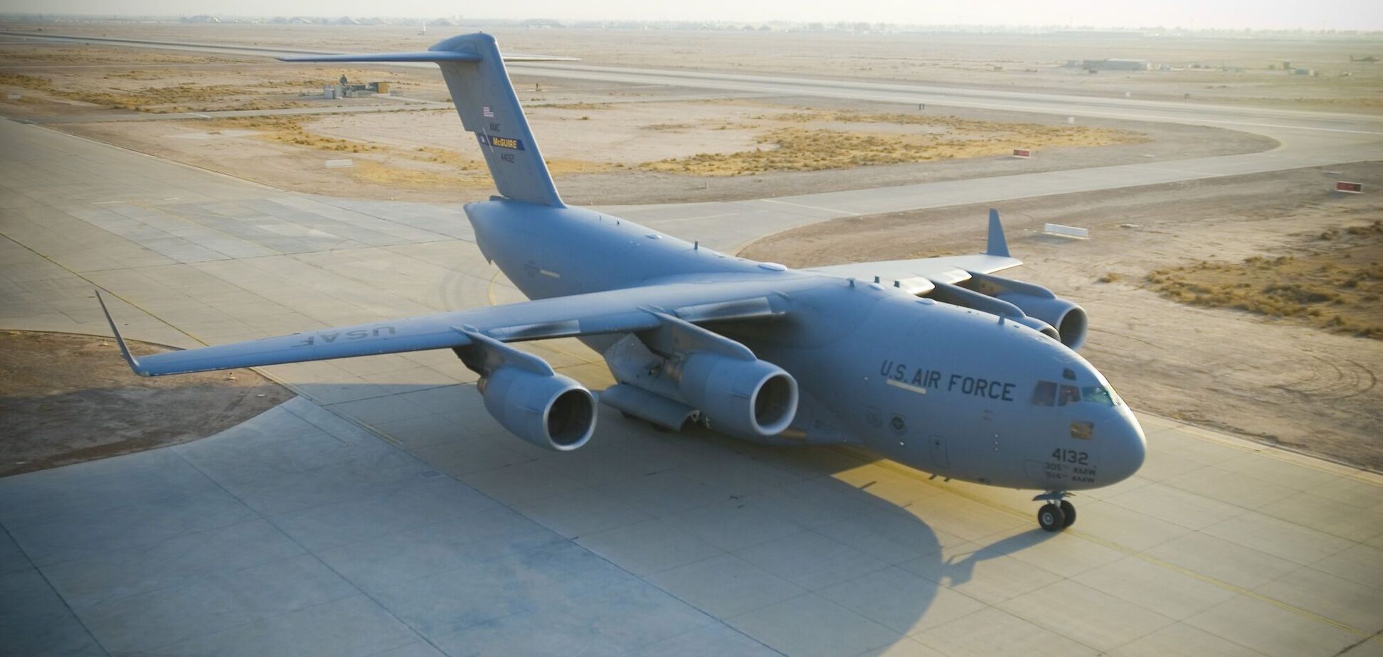 США перебросили десятки военно-транспортных самолетов на Ближний Восток: что происходит