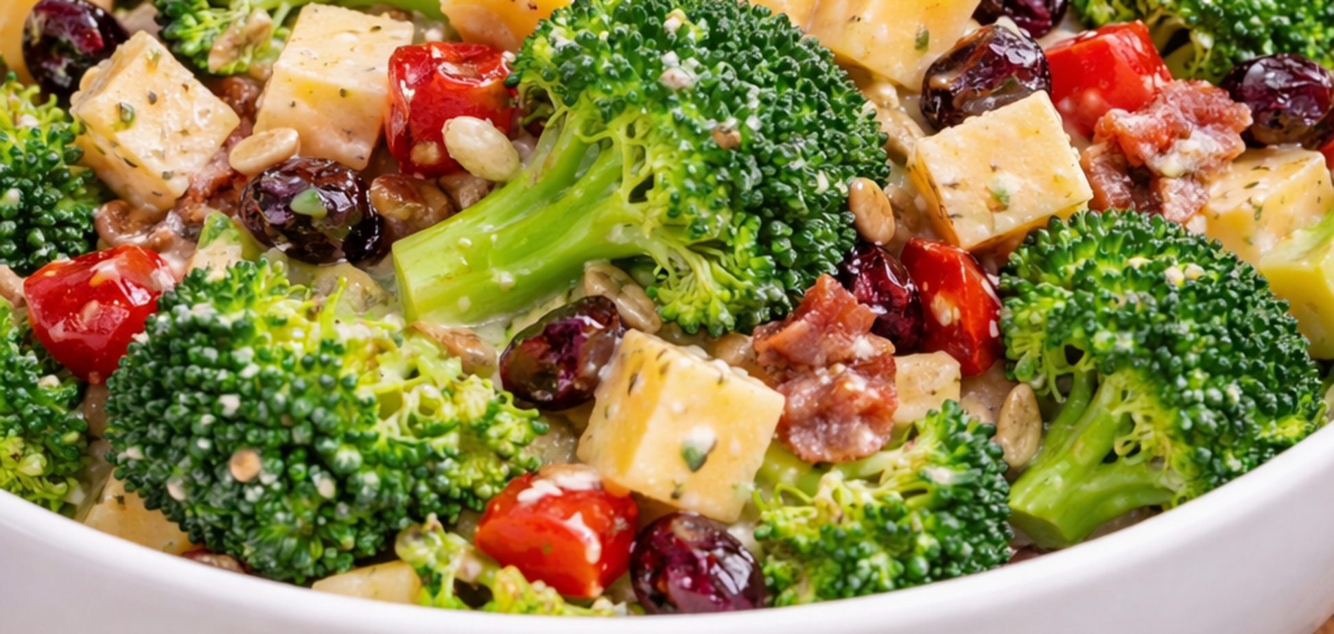 Корисний зимовий салат з броколі та яблуком: чим заправити