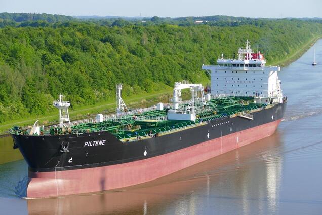 Испания спасла подсанкционный танкер теневого флота РФ вместо того, чтобы задержать его: что известно