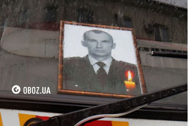 В Киеве попрощались со спасателем Александром Зибровым, который погиб после повторной атаки РФ по многоэтажке. Фото и видео