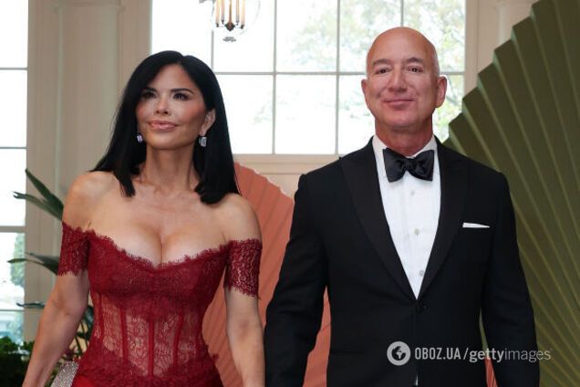 Жена миллиардера Безоса выгуляла сумочку с носом, ртом и глазами за 170 000 грн: как выглядит аксессуар 'для богатых'