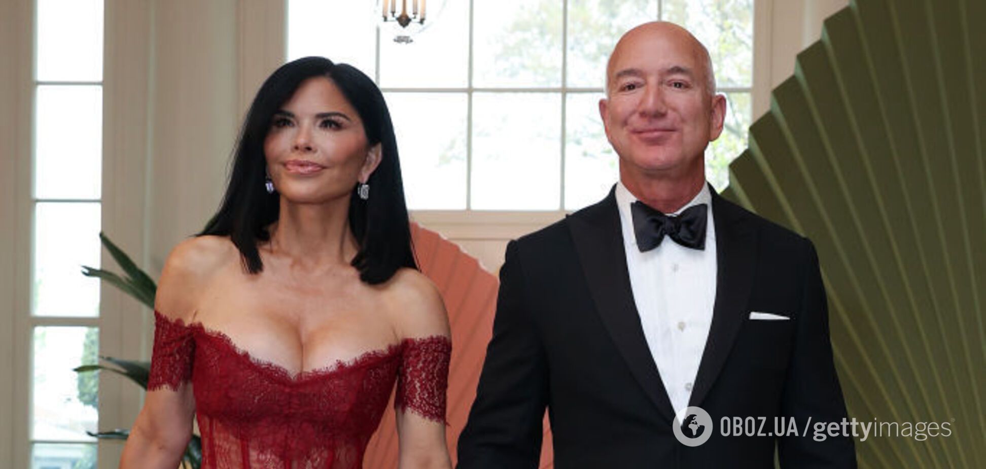 Жена миллиардера Безоса выгуляла сумочку с носом, ртом и глазами за 170 000 грн: как выглядит аксессуар 'для богатых'