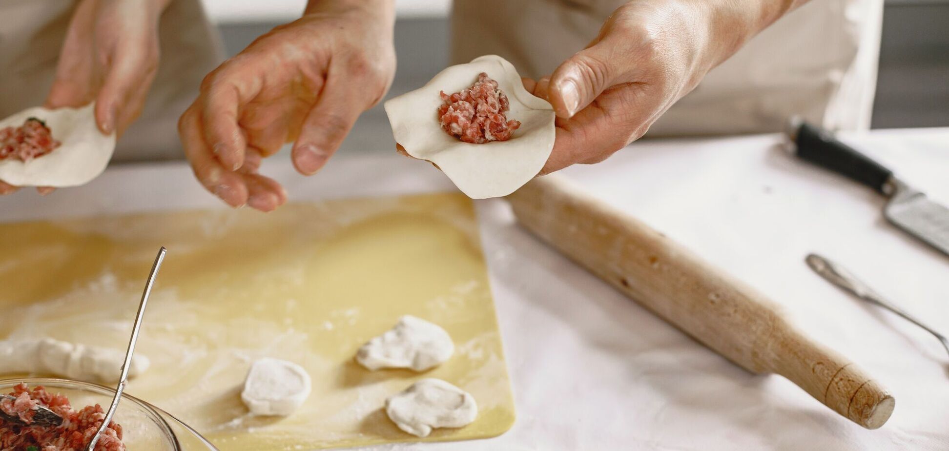 Идеальное тесто для пельменей на воде: прекрасно раскатывается и не рвется