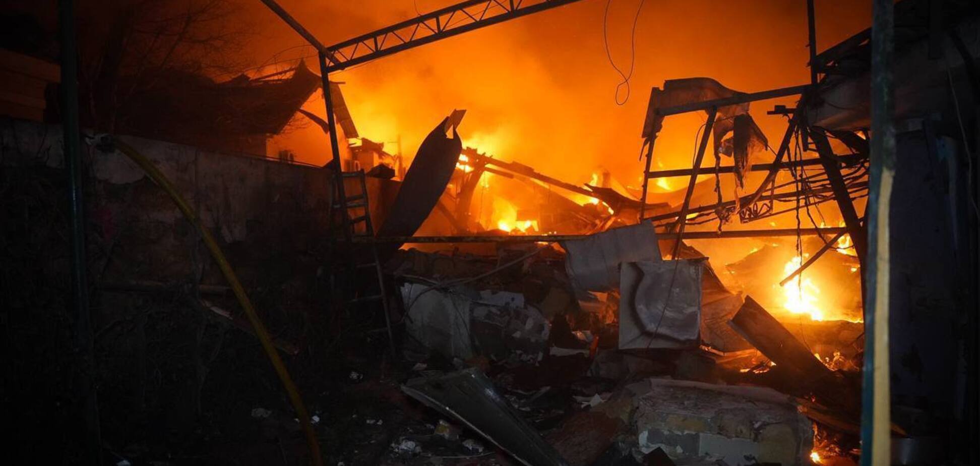 Россия ударила по Одесской области: произошел пожар на территории монастыря, повреждены здания, есть пострадавшие. Фото и видео