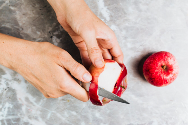 Вы точно неправильно едите яблоки и картофель: надо ли их чистить