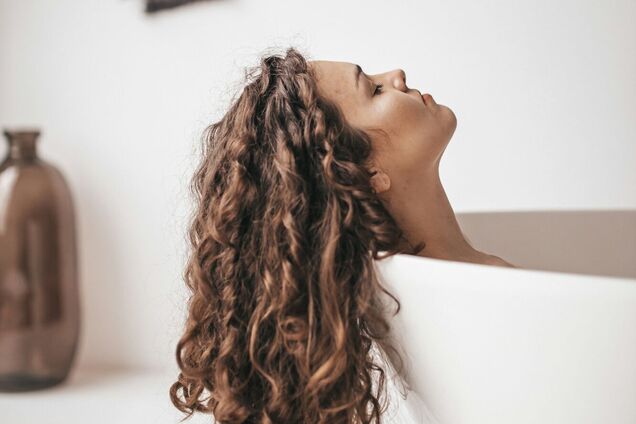 Волосся довше лишатиметься чистим: бʼюті-лайфхак, що змінить вашу рутину