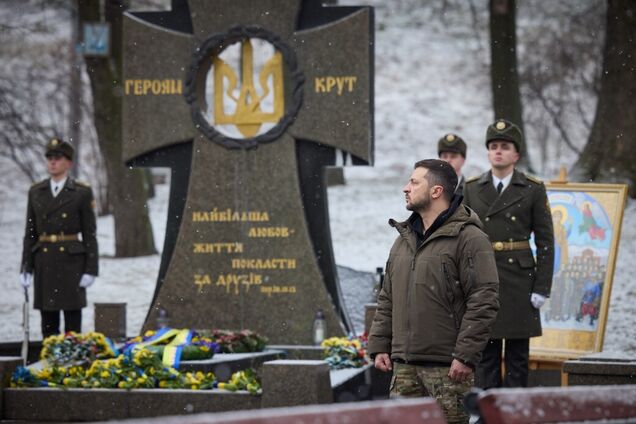 'Стояли против гораздо более сильного врага': Зеленский почтил память Героев Крут. Видео
