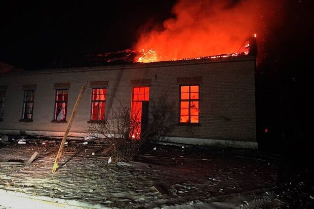 Окупанти вдарили по Дніпропетровщині: стались пожежі, є постраждалі. Фото