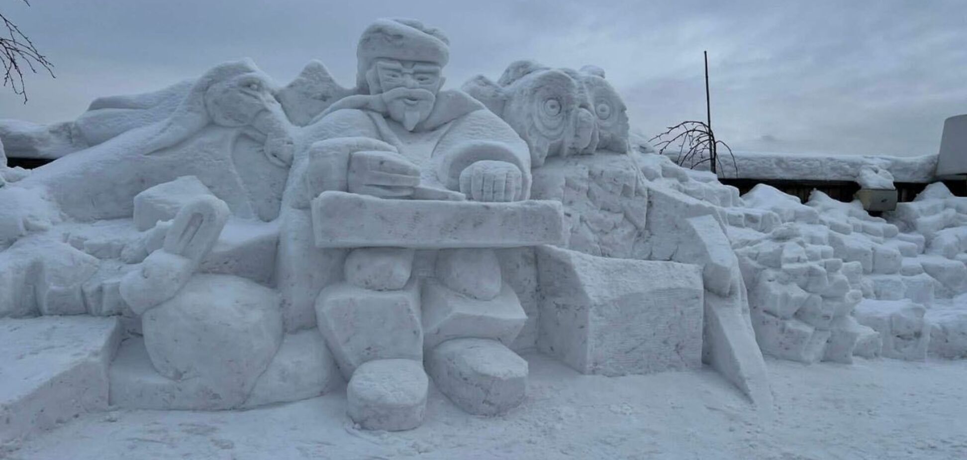 На Франковщине вылепили из снега двухметрового гуцула-музыканта. Фото