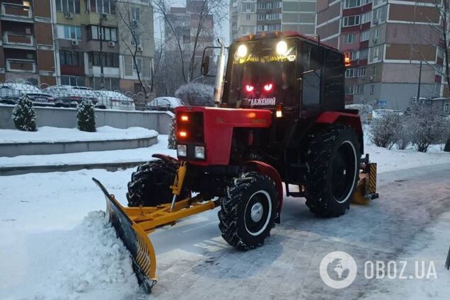 Задіяно понад 400 одиниць спецтехніки: у КМДА розповіли, як у Києві борються з ожеледицею та снігопадом. Фото та відео
